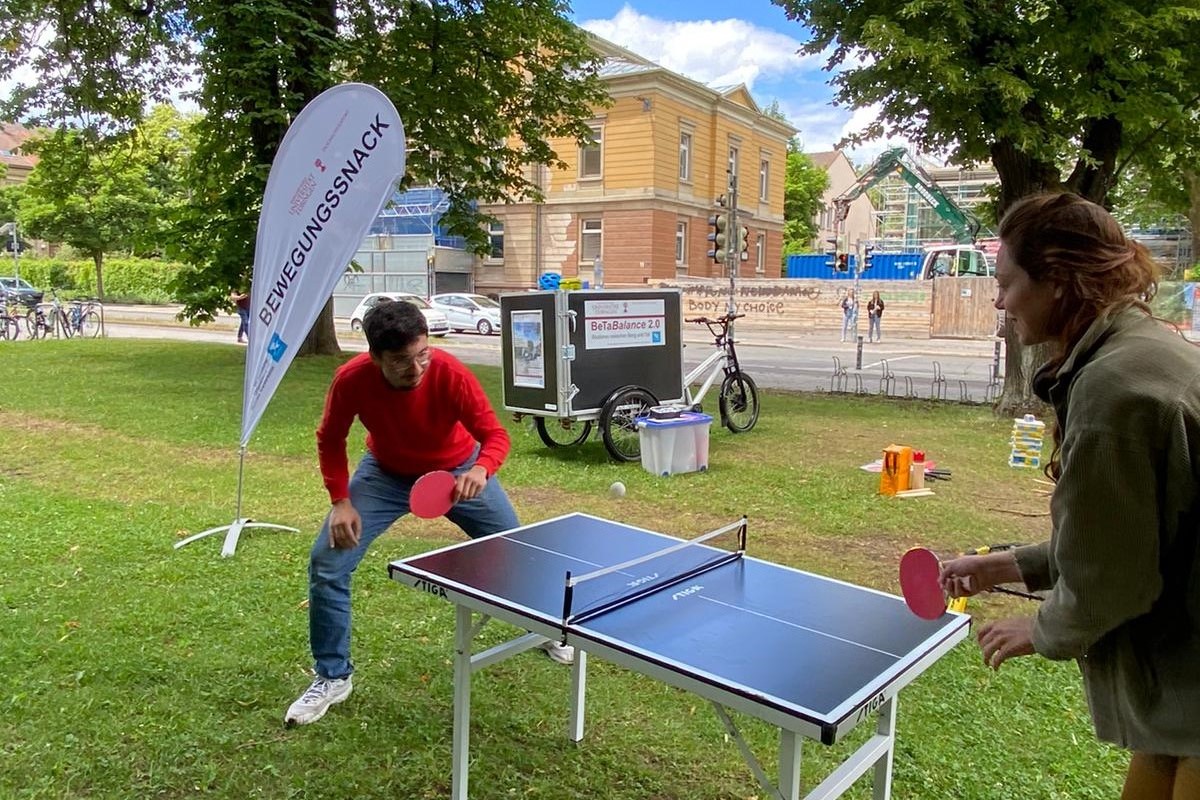 Studierende beim Tischtennis spielen 