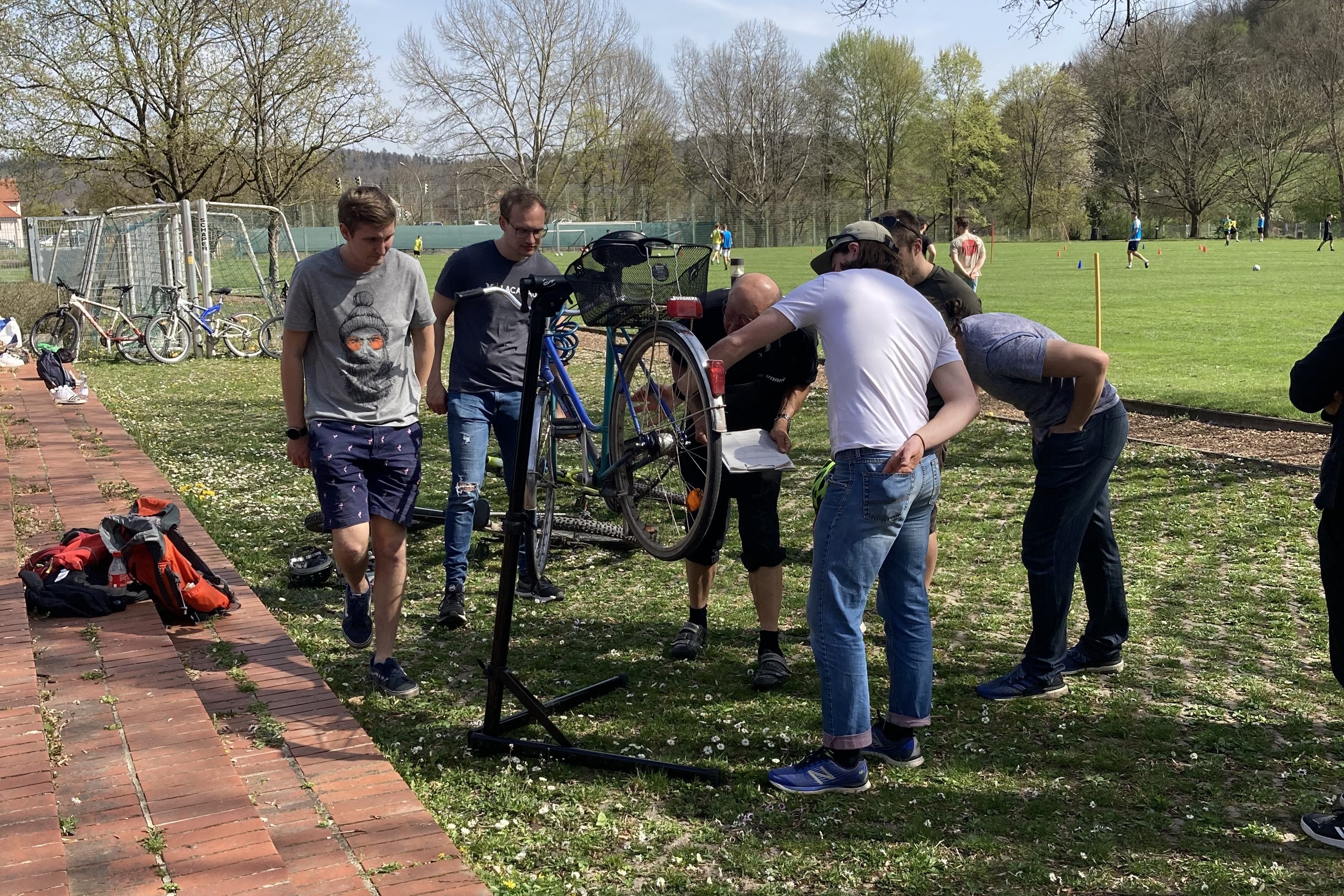 Studis beim Radreparatur Workshop