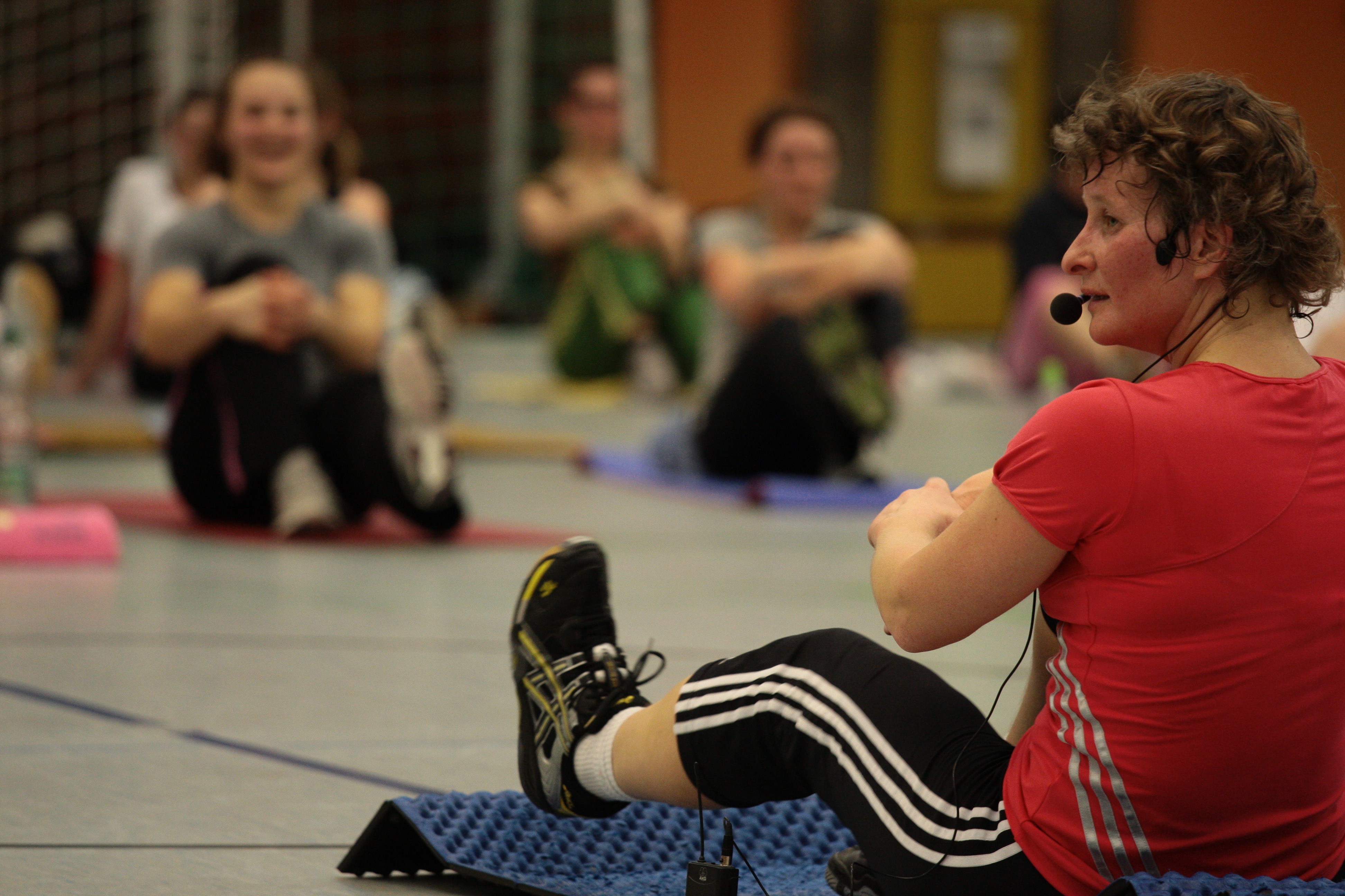 Übungsleiterin im Fitnesskurs